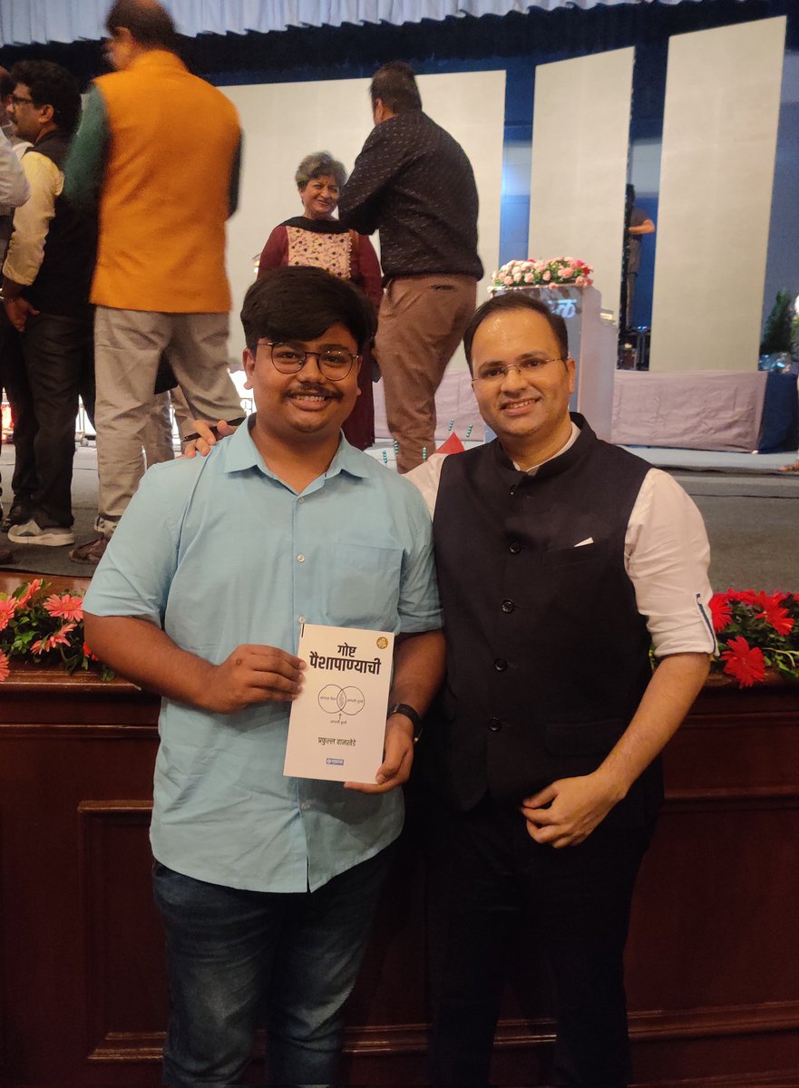 imNishant23's tweet photo. सामान्य माणसाच्या आयुष्यातील आवश्यक असं अर्थकारण अगदी सोप्या भाषेत समजून सांगनाऱ्या @wankhedeprafull यांच्या "गोष्ट पैशापाण्याची" या पुस्तकाचे आज प्रकाशन झाले.तमाम जनतेला हे पुस्तक दिल्याबद्दल खूप धन्यवाद सर🙏@bb_thorat @ChakankarSpeaks @rajivkhandekar @arvindj3 @SakalMediaNews https://t.co/3AfFn0waaS