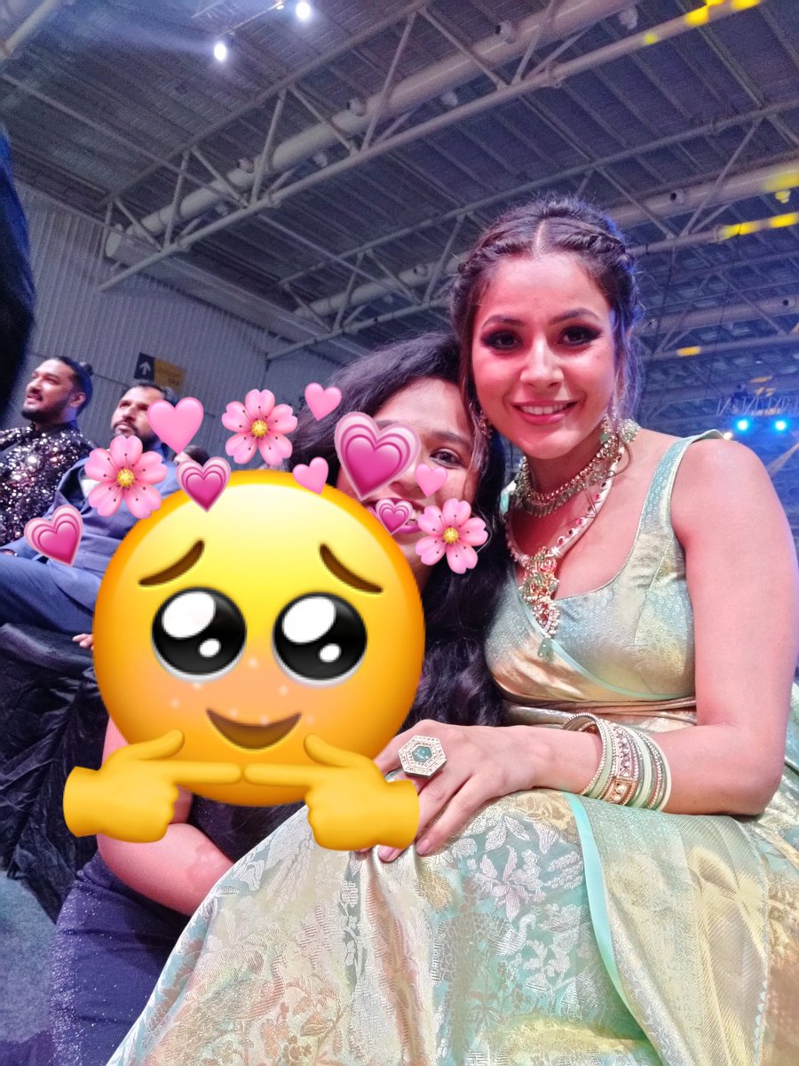 thekudisays's tweet photo. Andddddddd...... I MET HER 🥹🥹🥹🥹

#ShehnaazGill #SidNaaz https://t.co/Iz1AnTc1pM