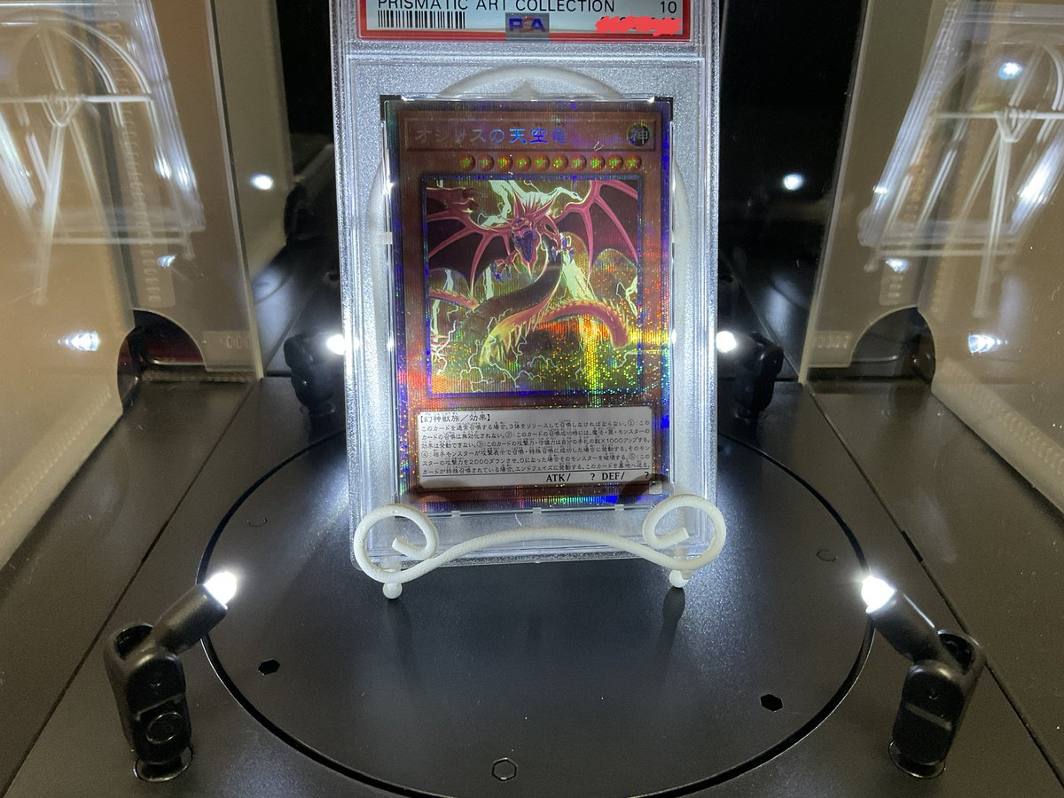 UKYO_UKIYO_E's tweet photo. 貴重な品が手に入ったので、ディスプレイケースというものを買ってみた。
高額カードもそうでないカードも、コレに入れると美術品・お宝の様相に早変わり。
とりあえずお気に入りの品でパシャリ。

#ポケモン　
#ポケカ　
#ポケモンカード 
#遊戯王 
#yugioh 
#stage360 https://t.co/Sxk3b9a2NG