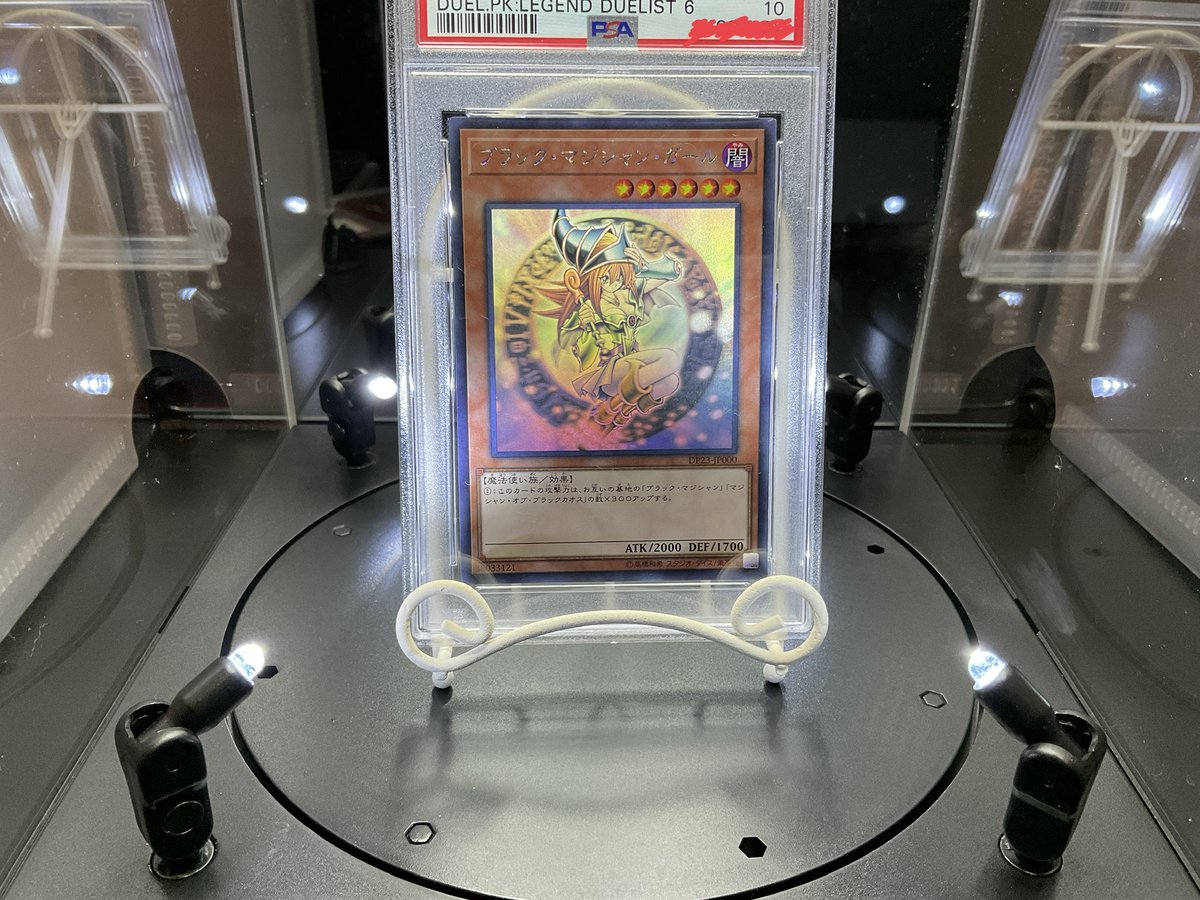 UKYO_UKIYO_E's tweet photo. 貴重な品が手に入ったので、ディスプレイケースというものを買ってみた。
高額カードもそうでないカードも、コレに入れると美術品・お宝の様相に早変わり。
とりあえずお気に入りの品でパシャリ。

#ポケモン　
#ポケカ　
#ポケモンカード 
#遊戯王 
#yugioh 
#stage360 https://t.co/Sxk3b9a2NG