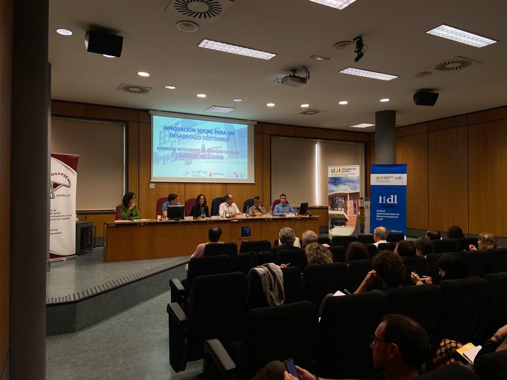 Presentación de la experiencia sobre Atención Inteligente en Servicios Sociales en la VIII Jornada técnica para profesionales del #DesarrolloLocal. Gracias Hugo <a href="/SemanticBots/">SemanticBots</a> por ser nuestro portavoz y a Cristina <a href="/Christellejour/">Christelle DeJour</a> por su buen hacer <a href="/iidl_es/">IIDL - UJI</a> <a href="/fcs_UJI/">FCS-UJI</a> #SomUJI