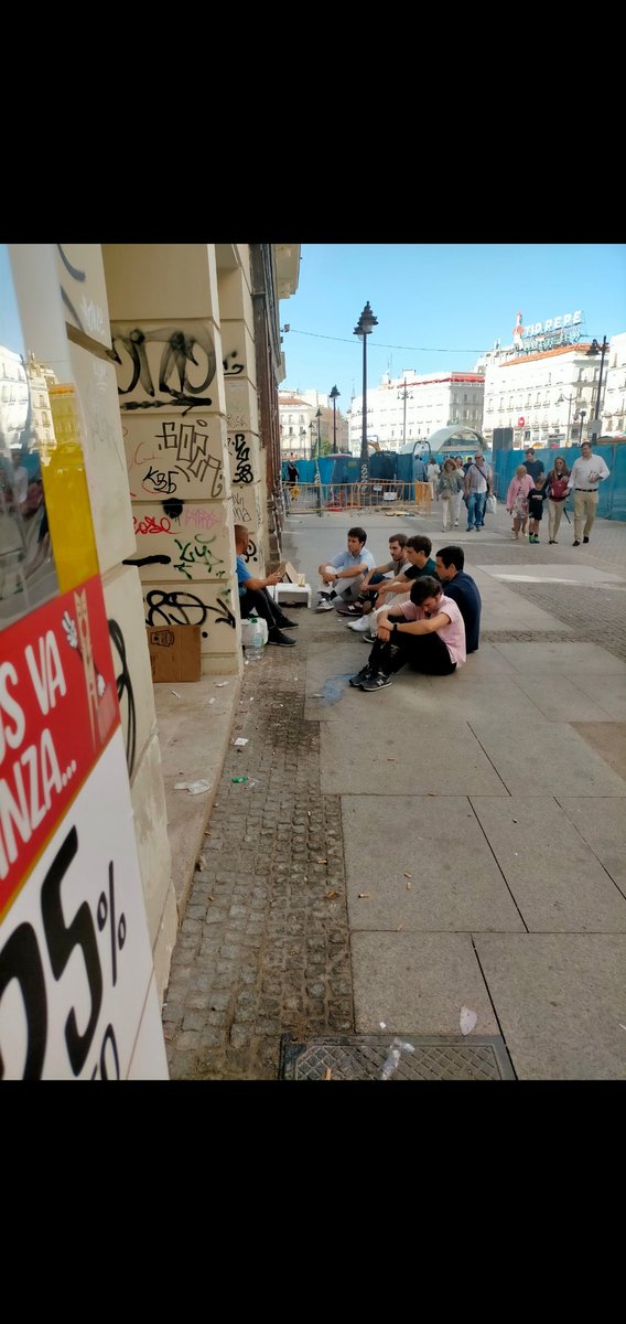 manu_anton11's tweet photo. Buenas , adjunto esta foto que hizo mi padre el otro día en la puerta del Sol y que le haría ilusión que saliese en la sección "la imagen" del país semanal  de @JuanJoseMillas y la analizen.#FelizDomingo https://t.co/miEvBGQoMa