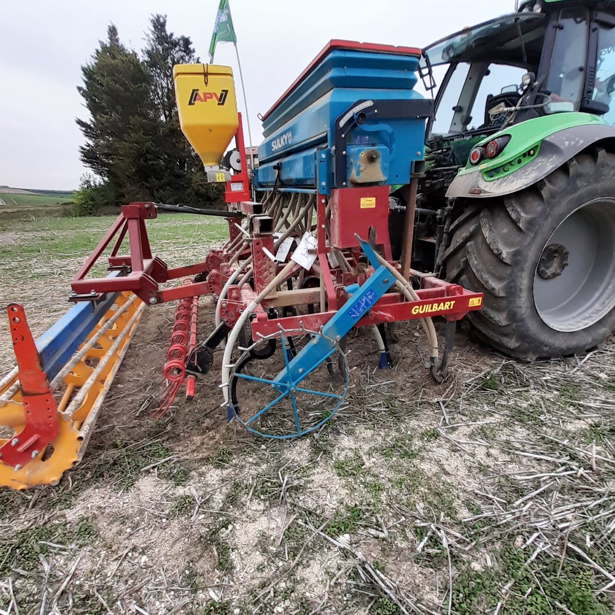 GuyotVincent02's tweet photo. Vous vous souvenez les essais du T-drill Hybride #guilbart avec mon grand Alexandre le 23 septembre, en direct dans les repousses de colza. C'est plutôt pas mal. 👍😉 https://t.co/3osq9lddK1