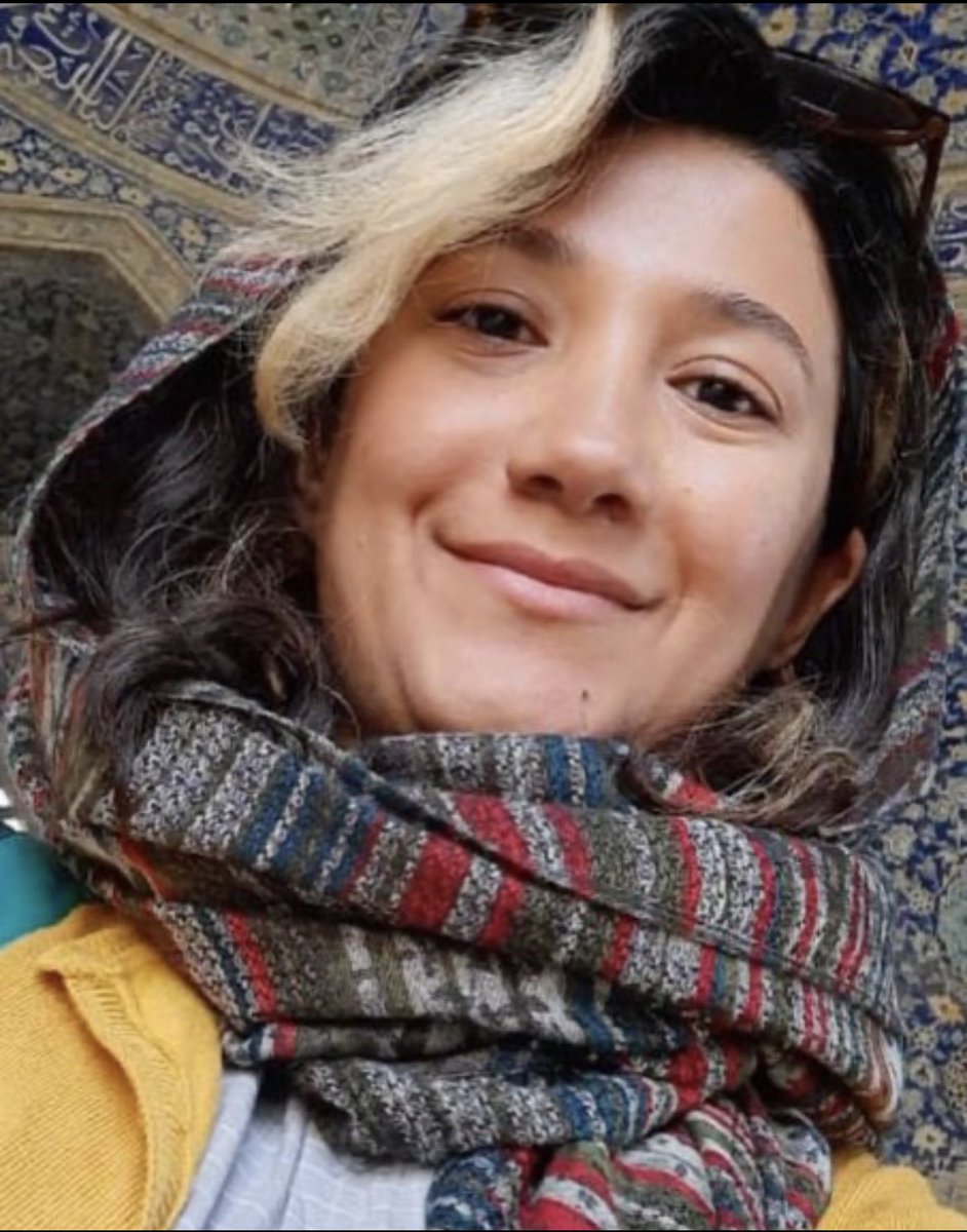 Nilufar Hamedi, die Journalistin, die als Erste über die Ermordung von #MahsaAmini berichtet und das Ganze nicht unter den Teppich gekehrt hat, sitzt übrigens seit 18 Tagen in Haft. #IranProtests2022 #IranRevolution2022