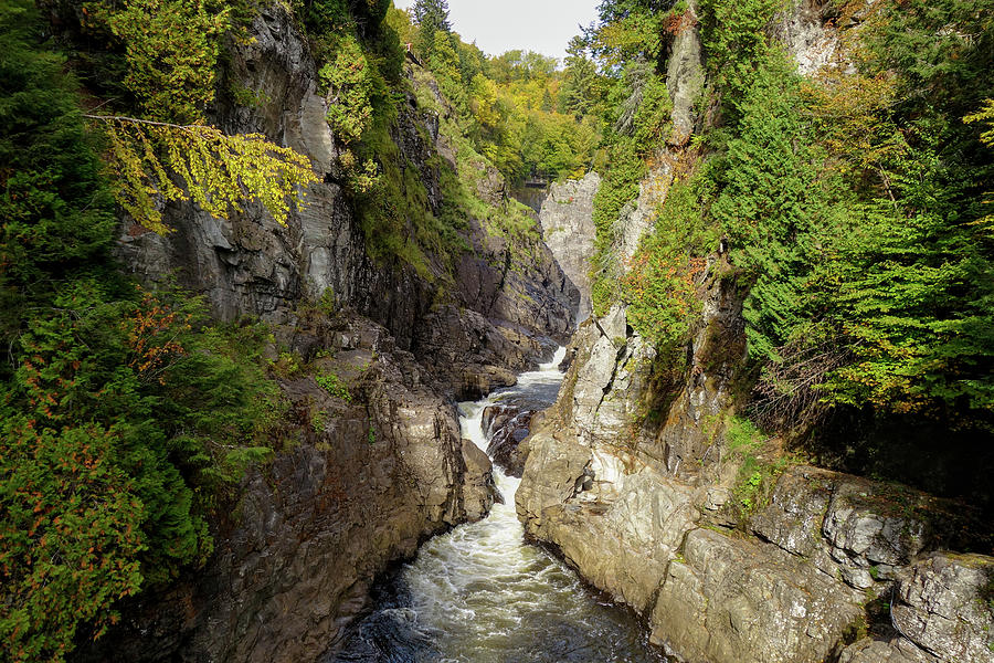 A view of a river flowing through the cliffs of #SaintAnnesCanyon near #QuebecCity on a bright and sunny #Autumn day.

john-twynam.pixels.com/featured/saint…

#BuyIntoArt #PrintsForSale #OnlineShopping #ShopEarly #FallForArt #Nature #NaturePhotography