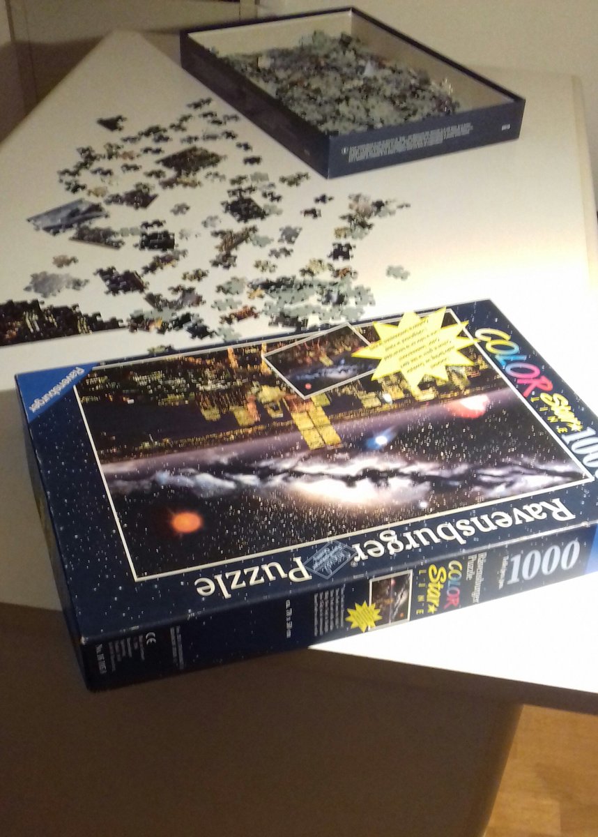 Puzzle fatti e poi disfatti più di vent'anni fa tornano a vivere sulla scrivania. Anche la vita è così: fai, disfi, poi provi a rifare tutto da capo.