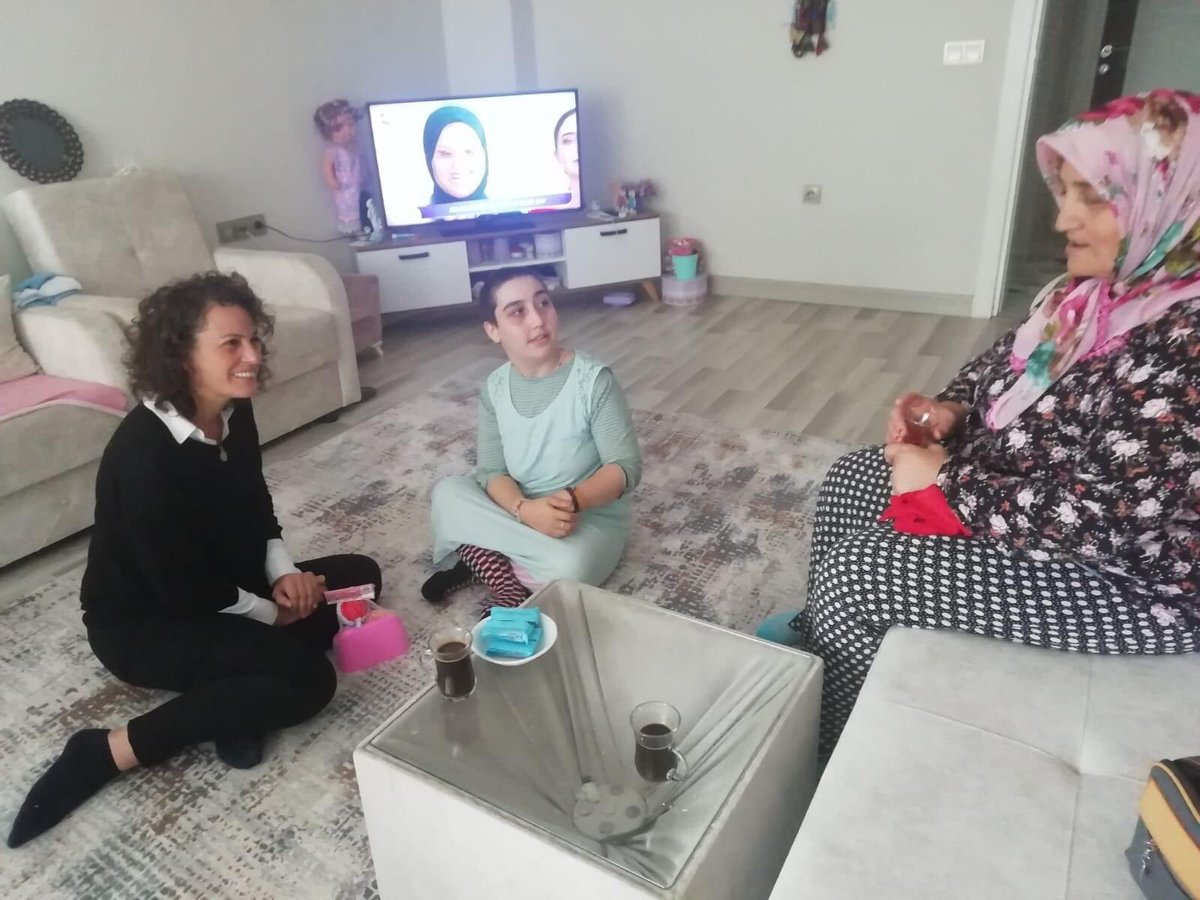 Chppgiresunkk's tweet photo. Aksu Mahallemizde kadınlarımız ile buluşmaya devam ediyoruz. Her dokunduğumuz kadın başka bir feryat  çığlığı atıyor.
Cumhuriyet Halk Partisi iktidarında kadınlarımızın dertlerine derman olacağız.
#CHPGIRESUNKADINKOLLARI
#KADINDAYANIŞMASI https://t.co/DG3MUbr02P