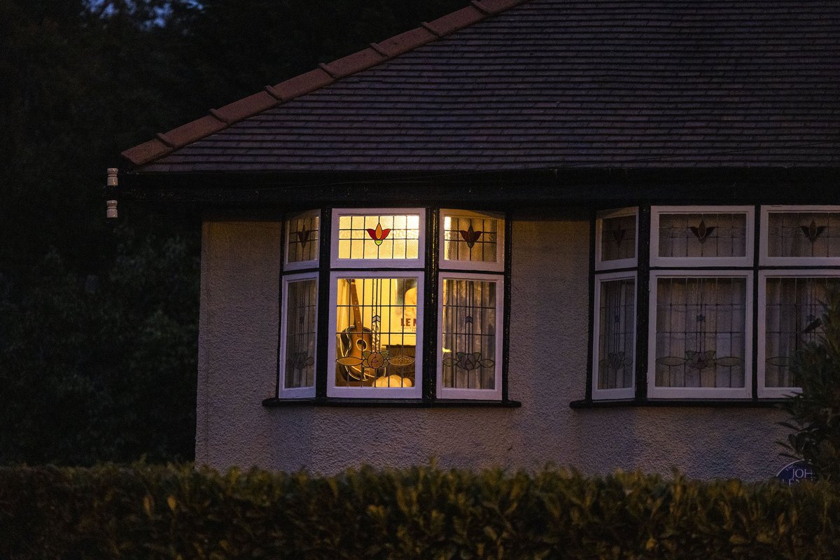 A light is left on in the window of John Lennon’s childhood home in Liverpool on what would have been his 82nd birthday

📸: <a href="/iainwattsphoto/">Iain Watts</a>