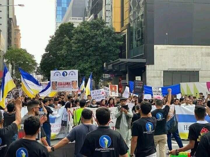 د هزاره ګانو په مظاهرو کې پورته شوی دی.  بیراع جالب رنګونه لري.‌

د هزارستان جغرافیه کومه ده؟

ایا هزارستان جلا مملکت دی؟

د بیرغ معنی یې څه ده