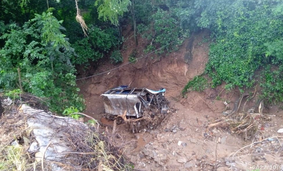 Una mujer perdió a su bebé en medio de la tragedia de #Tejerías #Aragua. 

Iba en un bus que fue arrastrado por el río por “la constituyentes”.

Así lo intimo si tío <a href="/danieltoro123/">Daniel</a>

Si tienes alguna información comunicarse a 04125779052 / 04123741763 🙏🏼🙏🏼🙏🏼