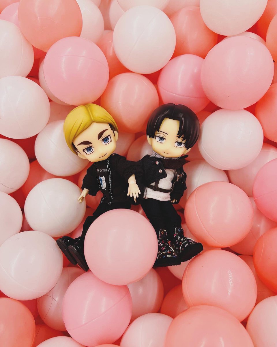 wikiwicked82's tweet photo. So much fun at museum of Ice cream🍦🍦🍦
#AttackOnTitan #leviackerman #erwinsmith #moic #EruriFluffMonth2022 #eruri #エルリ #เอรุริ #EruriAngstWeek #ShingekiNoKyojin https://t.co/VZ7TkeegMS