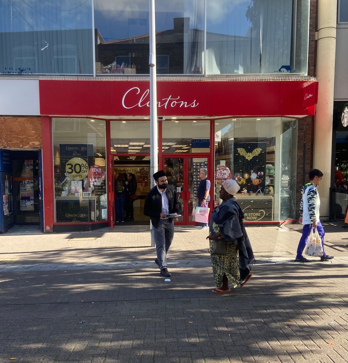 AMYA_Shareef's tweet photo. This morning the Ahmadiyya Muslim Youth Association #mordenpark teamed up with the Ahmadiyya Muslim Elders Association #mordenpark to spread the beautiful teaching of #Islam to the locals here @suttonhighstreet

@UKMuslimYouth 
@AMEA_UK https://t.co/OKJLglaDKU