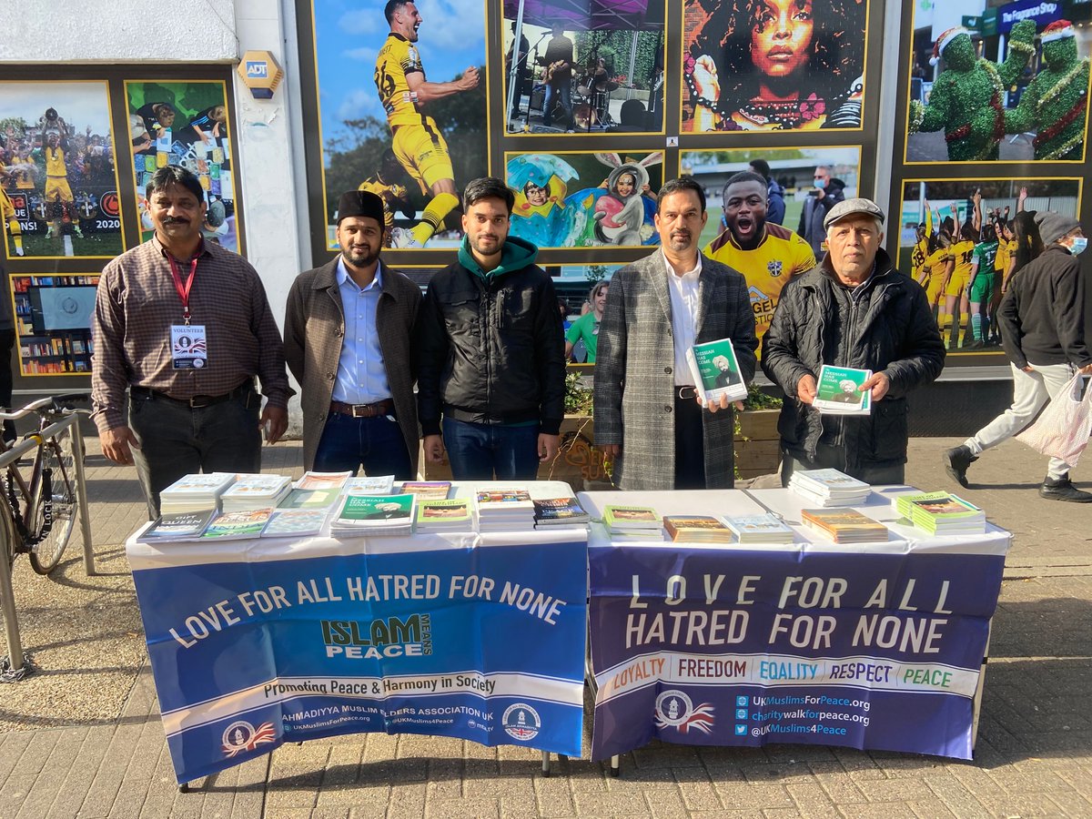 AMYA_Shareef's tweet photo. This morning the Ahmadiyya Muslim Youth Association #mordenpark teamed up with the Ahmadiyya Muslim Elders Association #mordenpark to spread the beautiful teaching of #Islam to the locals here @suttonhighstreet

@UKMuslimYouth 
@AMEA_UK https://t.co/OKJLglaDKU