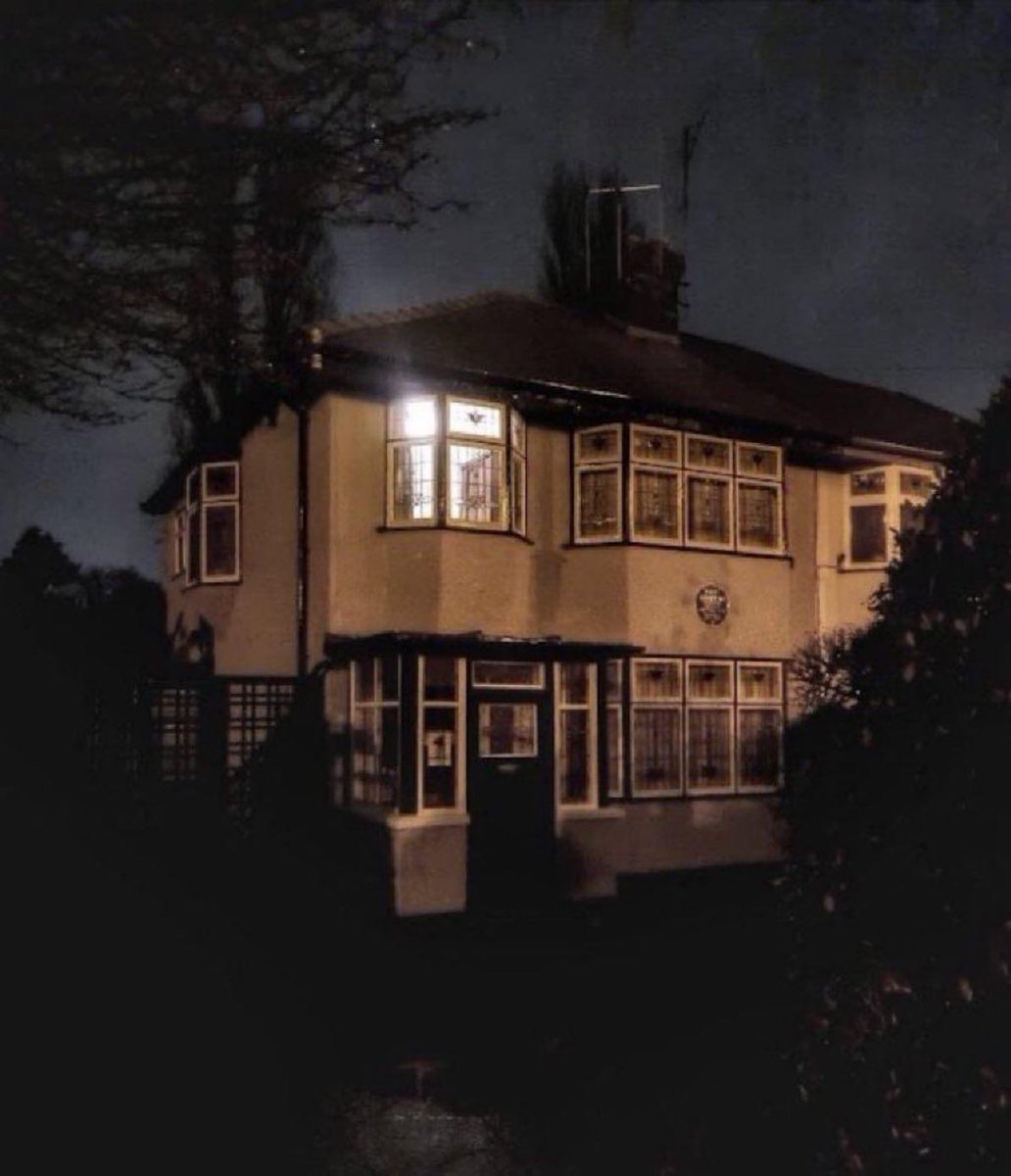 scousescene's tweet photo. On October 9 every year, the light in John Lennon’s old bedroom in Mendips is left on overnight by the National Trust, to mark the former Beatles' birthday. #JohnLennon ❤️ https://t.co/XzvdvxrHFT