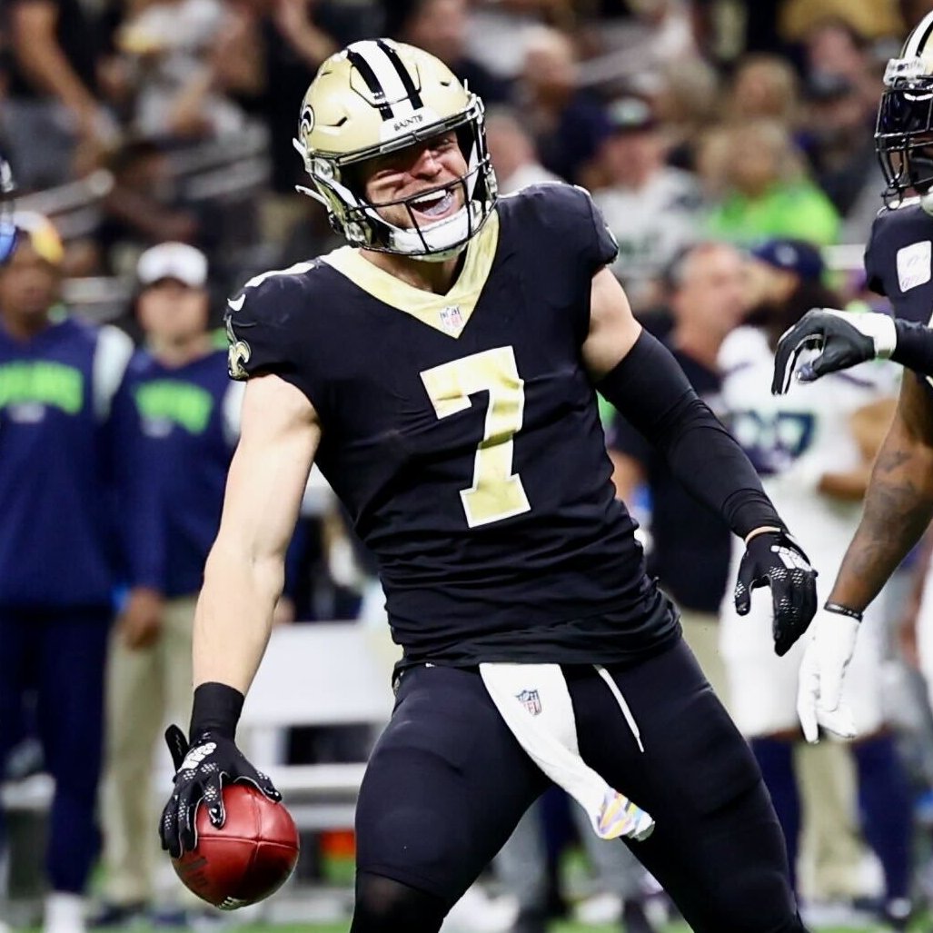 Taysom Hill so far today:

⚜️ 2 rushing TDs
⚜️ 1 passing TD
⚜️ 1 fumble recovery
⚜️ 51 rushing YDs
⚜️ 25 kickoff return YDs
⚜️ 22 passing YDs