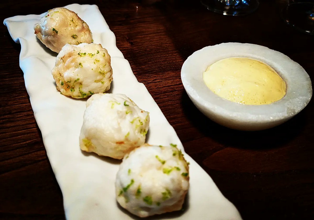 lmgastronomia's tweet photo. Mantequilla de aguacate, pan de harina de yuca y chile encurtido

Calamar a la romana

Carabinero roll, jalapeño, menta

Coliflor, anchoas, oxalis

#Dspeak
#DiegoGuerrero https://t.co/ycZx9qnWGn