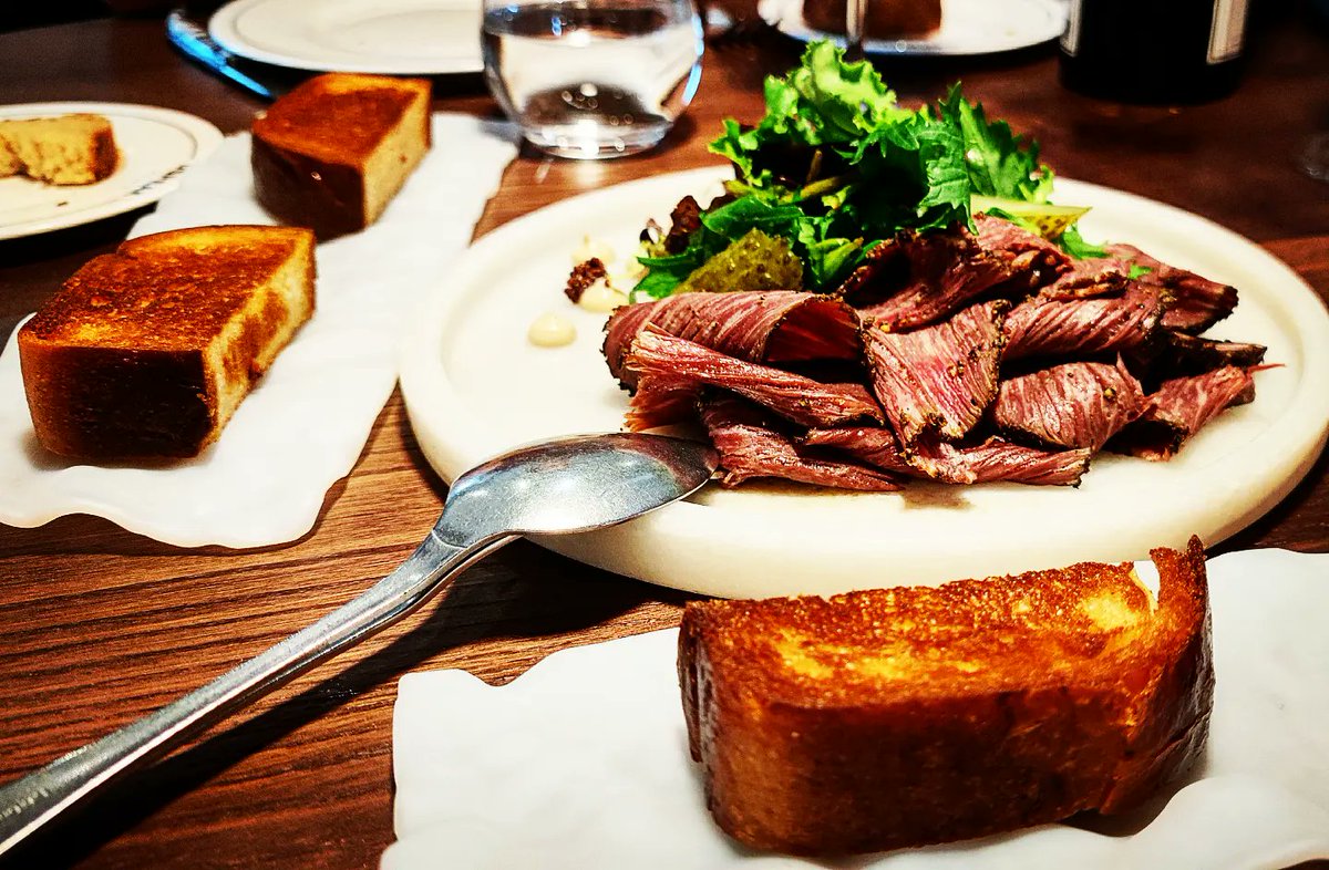 lmgastronomia's tweet photo. Torreznos, piña, achiote

Arroz con caldo de cangrejo y navajas

Pastrami de presa de vaca

#Dspeak
#DiegoGuerrero https://t.co/S6cNnvdfYx