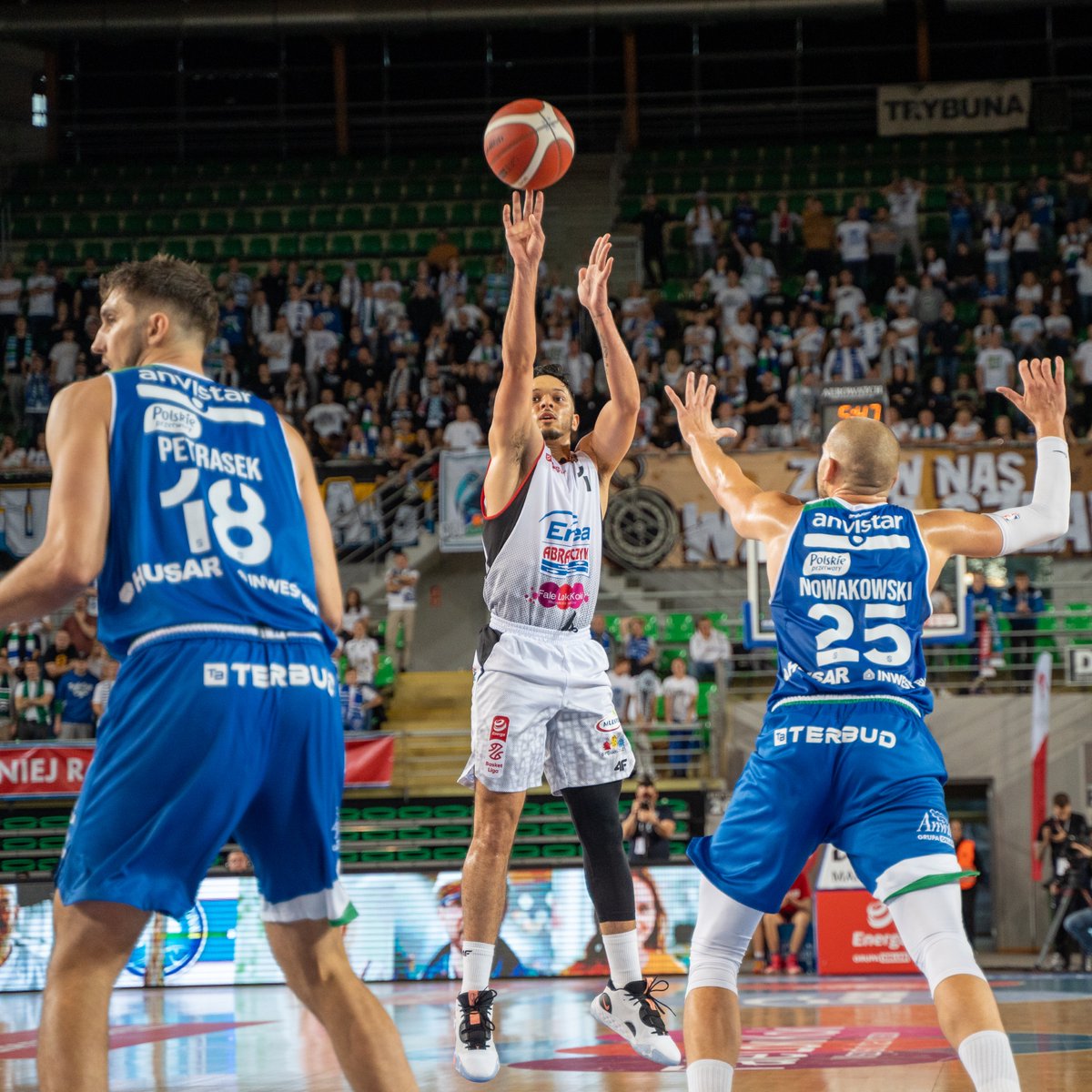 KK_Astoria's tweet photo. 🌶 | SEÑOR JUGADOR DE BALONCESTO 🔥
@eddypt08 pokazał klasę w derbach województwa kujawsko-pomorskiego❗️34 punkty (11/15 z gry), 8 zbiórek, 4 asysty, 38 eval.
#Enea #Abramczyk #Bydgoszcz #AstaTeam #plkpl https://t.co/yjFEdHWMFx