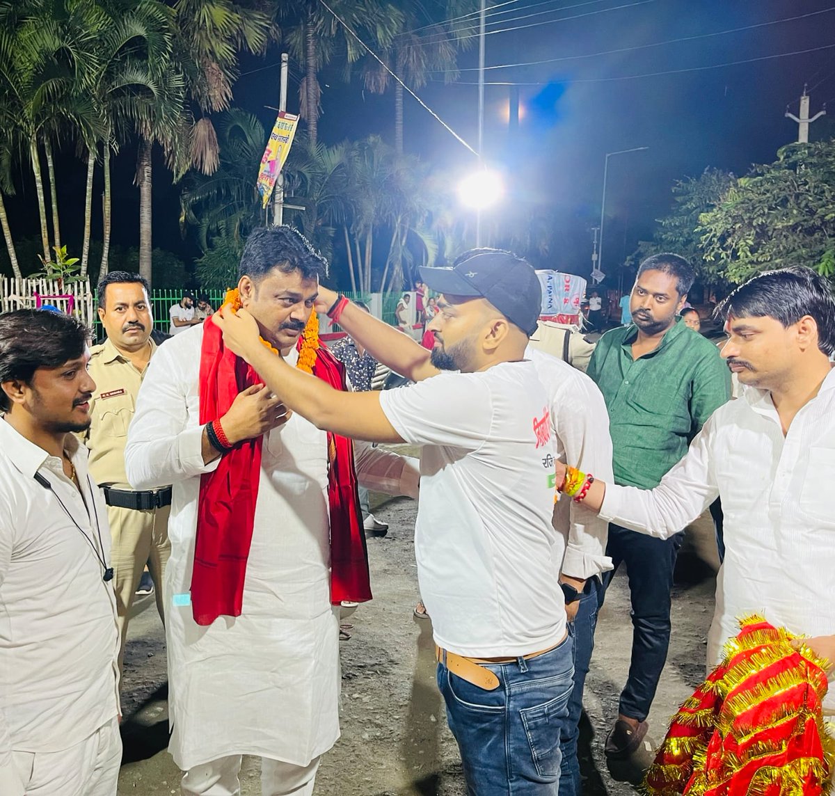 Singh1289Aryan's tweet photo. निस्वार्थ  हेल्पिंग हैंड ट्रस्ट  के तरफ से राजवंशी नगर में महाप्रसाद वितरण आयोजन सफल रहा! https://t.co/RbYVRc32Rc