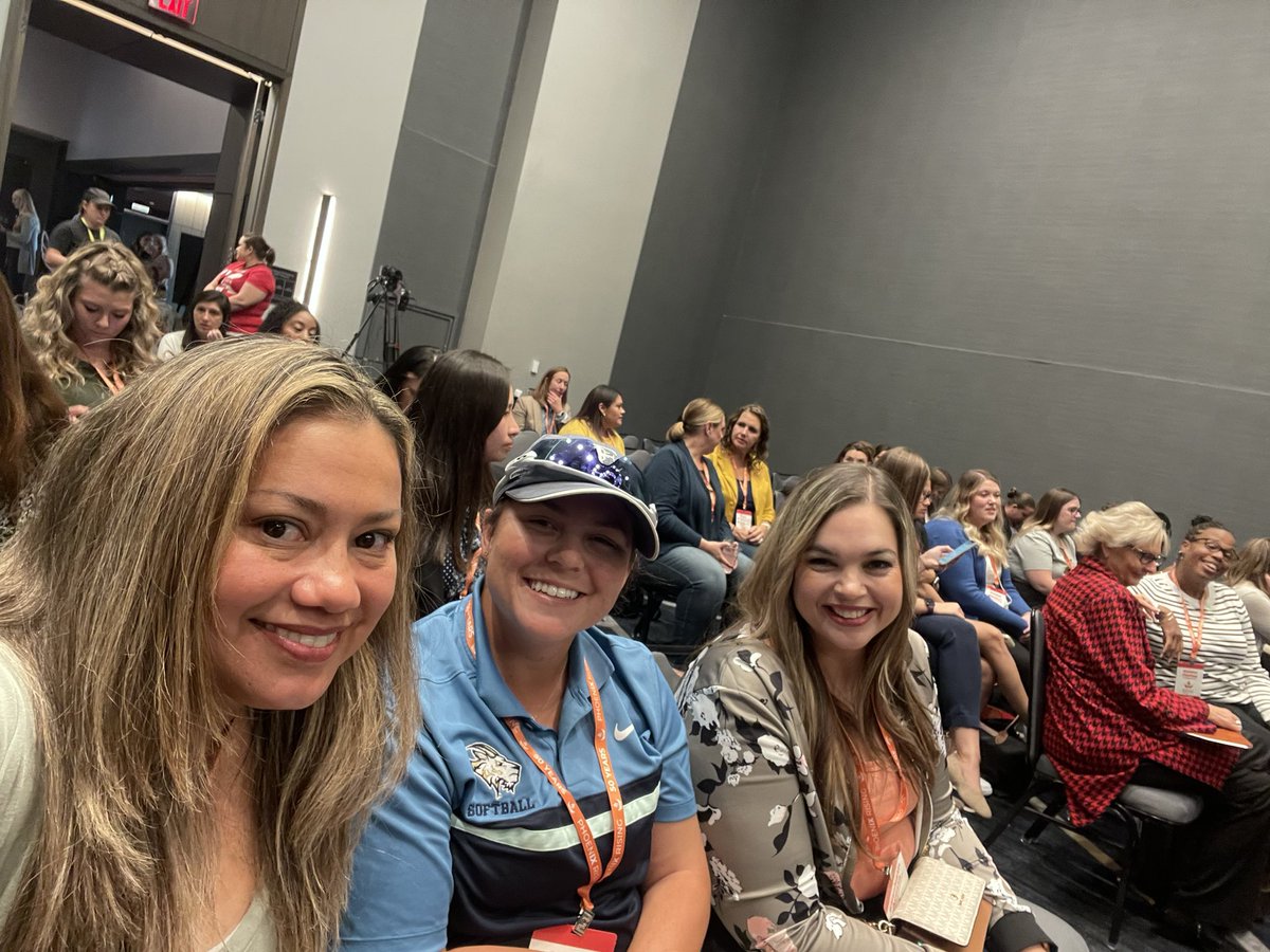 #WeAreWomenLeaders #PhoenIXRising #womenleadersCS Ready for the first speaker. Staying Relevant and Impactful as a Women Leader. <a href="/whyyousogood/">shelby janda</a> @thejesslife