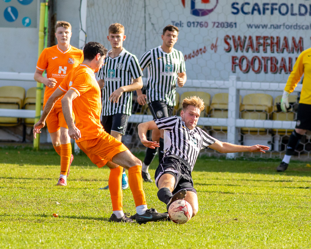 eddiedeane47's tweet photo. A superb sliding tackle from @Swaffham_TownFC @chxrlxmbe to help his team to a 1-0 win over Holland fc.More pics on the club website. https://t.co/P4Vqa09AQQ