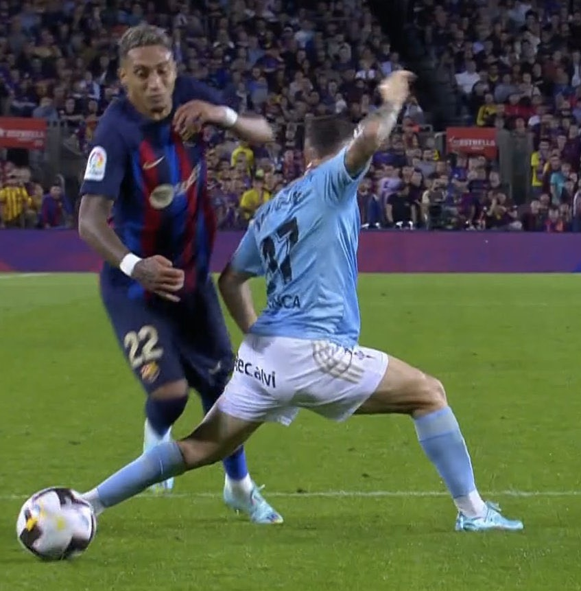 ¿Hay penalti sobre Raphinha?

🔁 RT: Sí
❤️ FAV: No