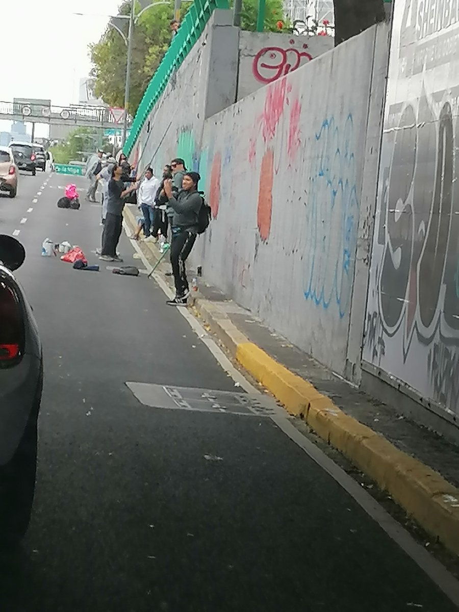 soloxopinar's tweet photo. @SSPCMexico Viaducto colapsado por gente que realiza pintas y obstruyen 2 carriles de ambos lados @Claudiashein @OHarfuch @nmas @NoticiasImagen @AristeguiOnline @sdpnoticias @UnoNoticias @telediario https://t.co/DI27ifiSTM