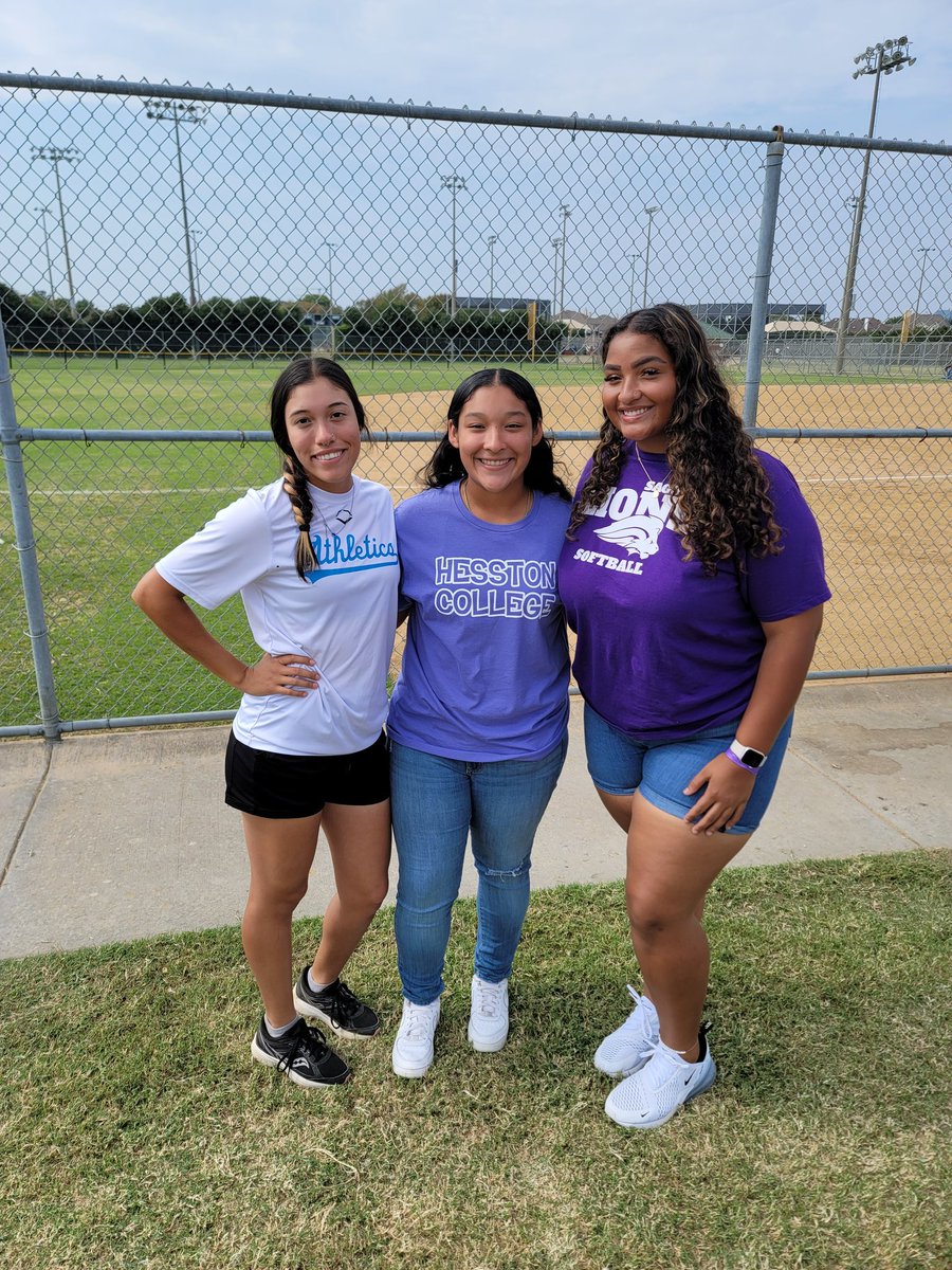 ExcelEliteDFW's tweet photo. Ok..this is great 2022s...@H_Kleinpeter22 @SAGU_Softball @MadisonG_2022 @HesstonSoftball @RoseamberGloria @HillCollegeSB came back to check on their squad..yall....this made our day!! #AsAllDay https://t.co/GsjnLaQbo4
