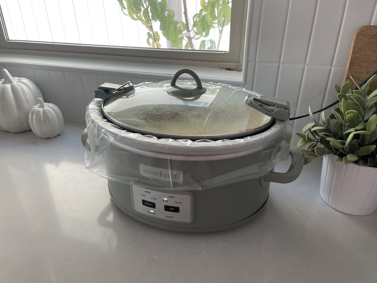 realtravisdale's tweet photo. No one tell @loupenrose that weโre making baked ziti in a #CrockPot @CrockPotCares #RealItalian #tasteofitaly @olivegarden #underthetuscansun @ThisIsUsWriters @Pinterest https://t.co/v41f6xp2qr