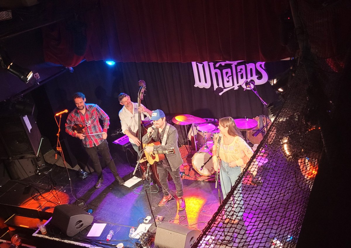 jevensl's tweet photo. Even a wet sunday night s great night @whelanslive #IDrawSlow https://t.co/OijBpIzmWY