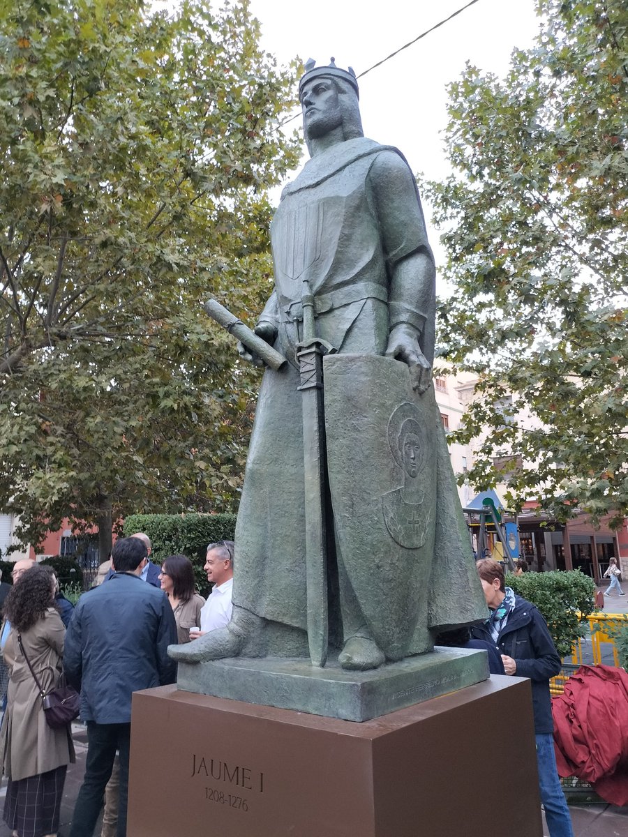 ferrandizlozano's tweet photo. Una bona manera de celebrar el #9octubre: inauguració de l'escultura de #JaumeI, de Vicente Ferrero, a #Banyeres. El rei, amb 41 anys d'edat, sosté amb una mà el document de donació de la vila (1249) i amb l'altra un escut amb la imatge de Sant Jordi. Bronze fos a la cera perduda https://t.co/CGmvbTiC8m
