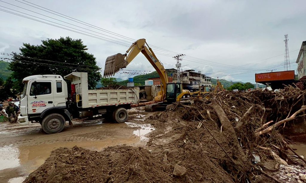 El Sistema Nacional de Riesgos está activado por orden de nuestro CJ <a href="/NicolasMaduro/">Nicolás Maduro</a>, 1200 funcionarios de Bomberos, Protección Civil y Policías, junto a la FANB, atendiendo la emergencia y desastre, causado por fuertes lluvias en las últimas 24 horas, mantenemos despliegue.