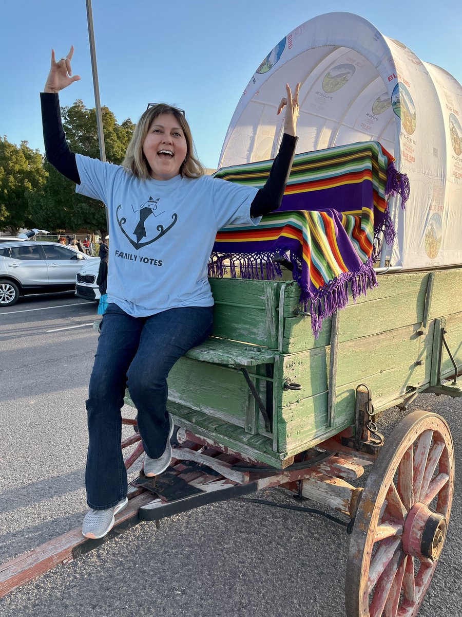 jaynieparrish's tweet image. Indigenous organizers joined up @ Western Navajo Fair to register voters, talk w/families about critical deadlines, &amp;amp; candidates. Ahéhee’ teams for standing up for our voting rights &amp;amp; making your voices heard! #nativevote22 #familyvotes