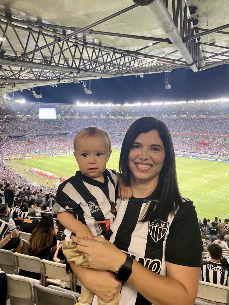 natycampos13's tweet photo. Meu lindo sobrinho, vamos assistir várias vitórias do Galão juntos, que Deus te abençoe, estarei aqui por vc sempre! Te amo Vicente 🖤🤍 Primeiro jogo no estádio! @Atletico @Mineirao #AmorDaTitia #AquiÉGalo #1•Jogo #GALOxCeará #DesdeOBerço #MinhaFamíliaÉGalo https://t.co/0x49wodUEW
