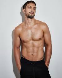 Imagina poder escolher entre Chay Suede e Rômulo Estrela