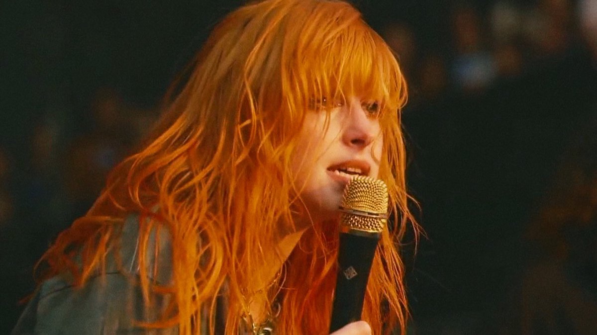RIOTBELLS's tweet photo. te amo hayley williams te amo https://t.co/UU36kbFsjw