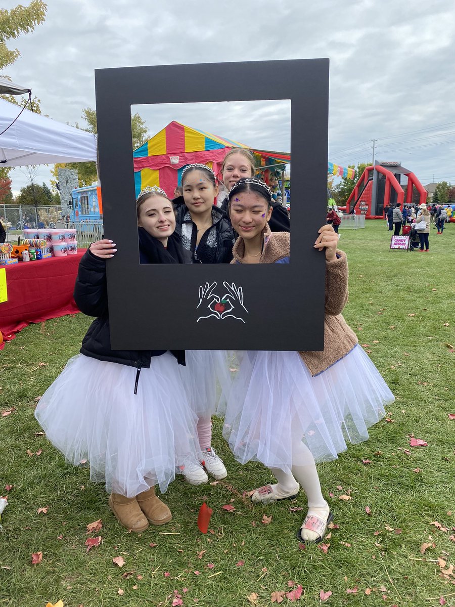 york4_public_ed's tweet photo. TOMORROW: Last day to visit our tent ๐ช at the Richmond Hill Pumpkin Fest to talk #FallFAIRness in education. ๐
Kids can do a fun craft and YOU can enter to win a fall gift basket. ๐
#OnPoli
#OntEd
#YorkRegion
@torontolabour https://t.co/y8ZqXyOVfu