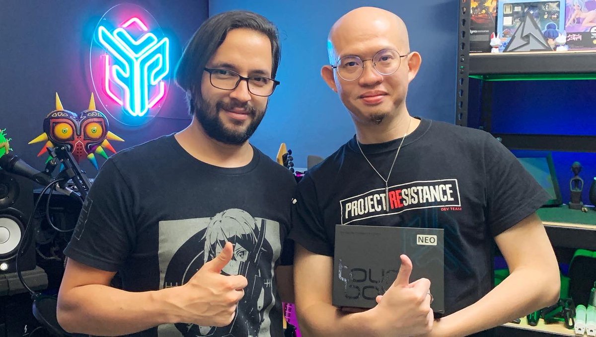 zortakvault's tweet photo. A photo with Master Heed after give home what I believe is one of the best gift you can give to a #digitalartist a #TourBox Neo.
You can see the Resident Evil Outbreak here Resident Evil Outbreak Photoshop Speed Art
https://t.co/YVI3eBYVRQ

@Tourboxtech #residentevil https://t.co/VfMb86TIDr