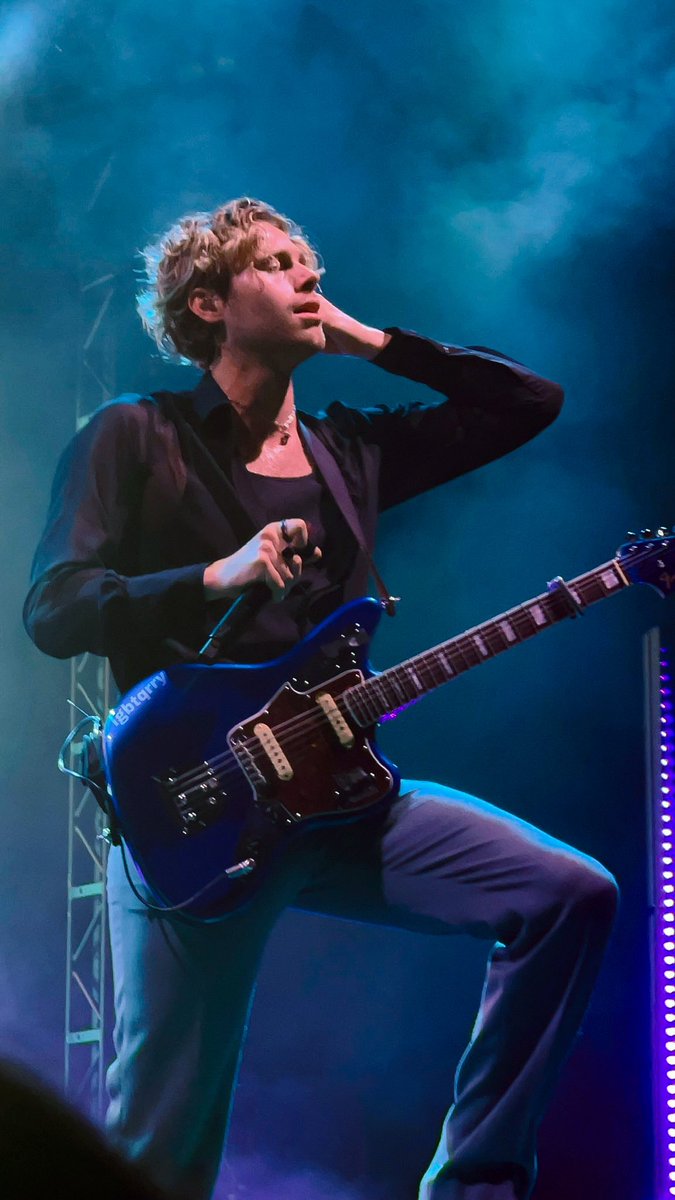 bestofsos's tweet photo. luke hemmings in this outfit https://t.co/dOf0EJtC5P