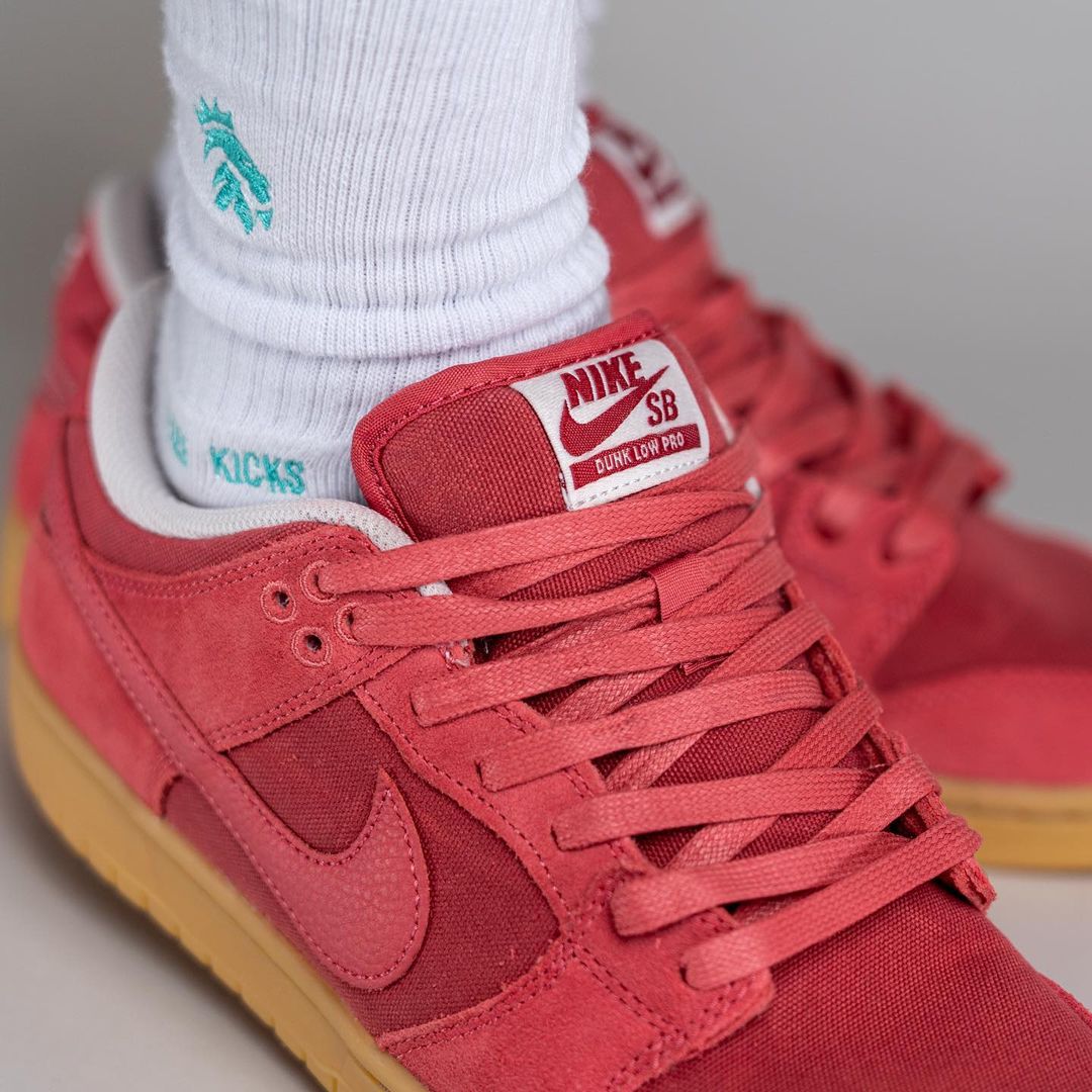 JustFreshKicks's tweet photo. On Foot Look at the Nike SB Dunk Low Pro “Adobe” 🍣 https://t.co/IROUGqIpBZ https://t.co/buvxgWeyzK