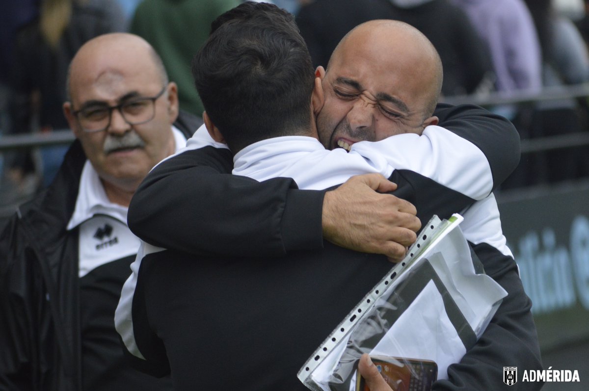 Merida_AD's tweet photo. 😍 Ese momento en el que sueltas todo en un abrazo porque tu equipo gana... 

🔝 ¡Ese momento! ⚪️⚫️ https://t.co/tvEnW8Z5J6