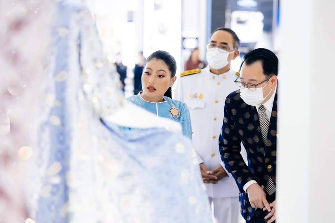swcom2020's tweet photo. สมเด็จพระเจ้าลูกเธอ เจ้าฟ้าสิริวัณณวรี นารีรัตนราชกัญญา เสด็จพระดำเนินเปิดงาน “Weaving the Way : A Journey of Thai Silk” ณ เจริญนครฮอลล์ ชั้น M ไอคอนสยาม

อ่านต่อ>https://t.co/39mHgLWcRQ https://t.co/pwKp7UWdzc