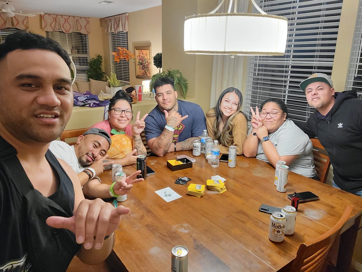 StarrSua's tweet photo. Good times with family @DuHmichael_RG @KaleoSeth @NapQueen808 @reyynalanii @Jdot_RO @iTzBillie22 #rootzglobal https://t.co/D3Rc43n6kP
