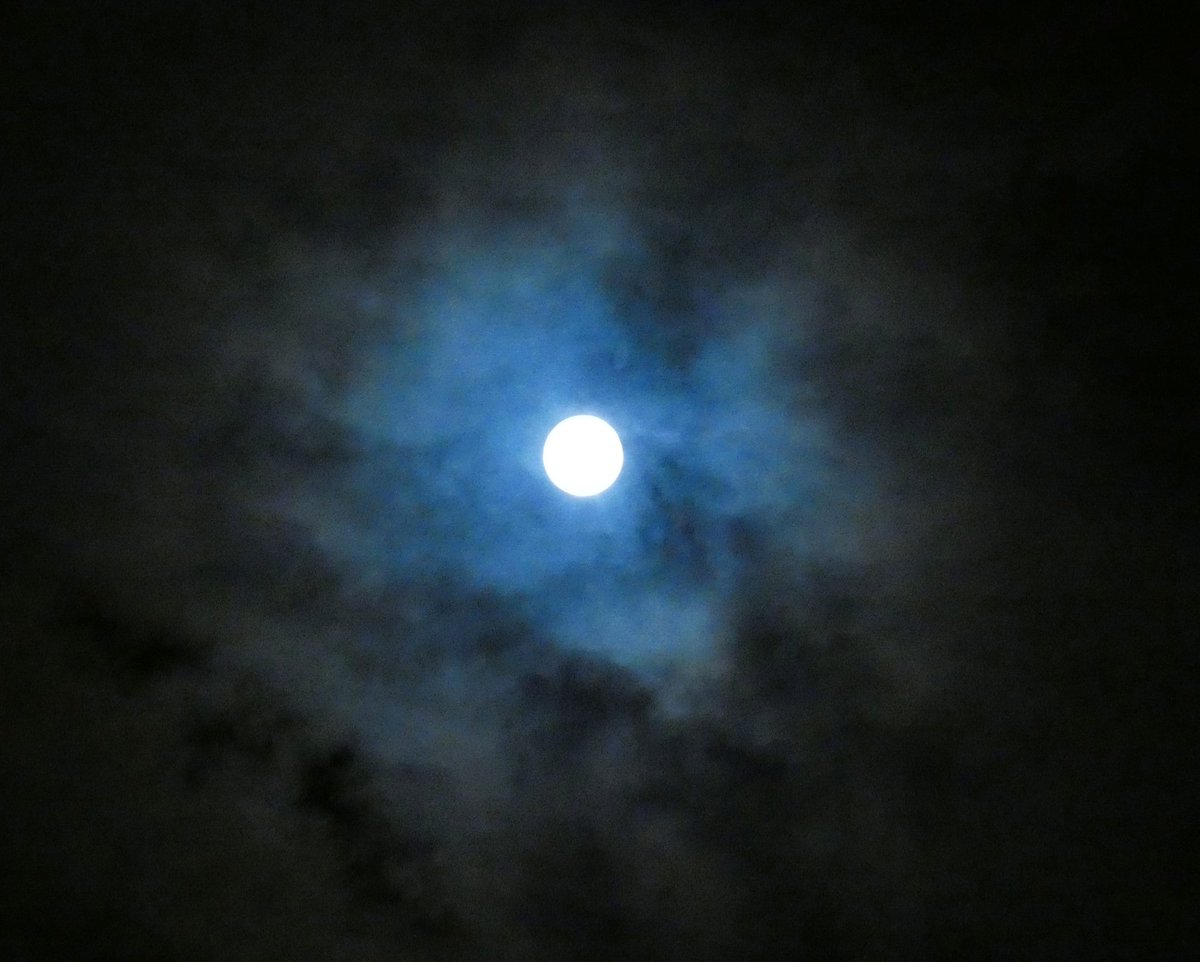 It's a 100% Full Moon. It's known as a #HuntersMoon Lots of wispy cloud in London tonight but a great blue effect (I've not even saturated these pix) #StormHour #ThePhotoHour #MoonHour #Astronomy #FullMoon