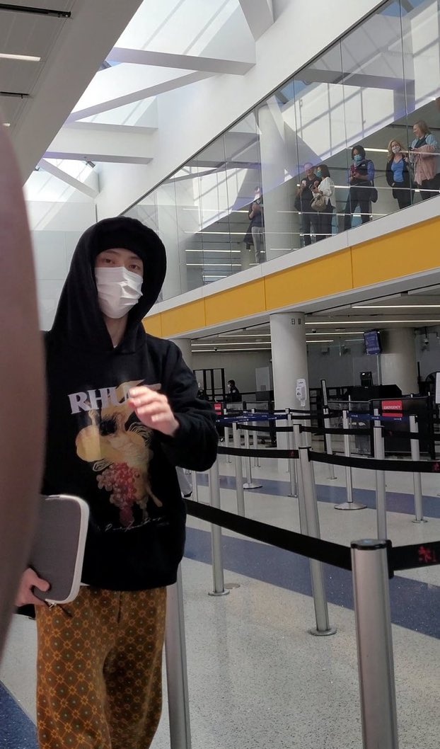 jeong jaehyun di stasiun manggarai