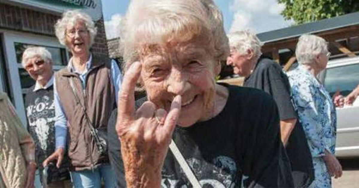 PeterCyborg's tweet photo. @Bjorn_SonofRagn Alla vet att det handlar om svenska pensionärer och handeln med laxermedel!
PRO består nästan enbart av tungt kriminella svenska åldringar med vapen.
Drive-by shootings med permobil är ingen ovanlig syn i Södertälje numera tyvärr. https://t.co/TIuUiKswGC