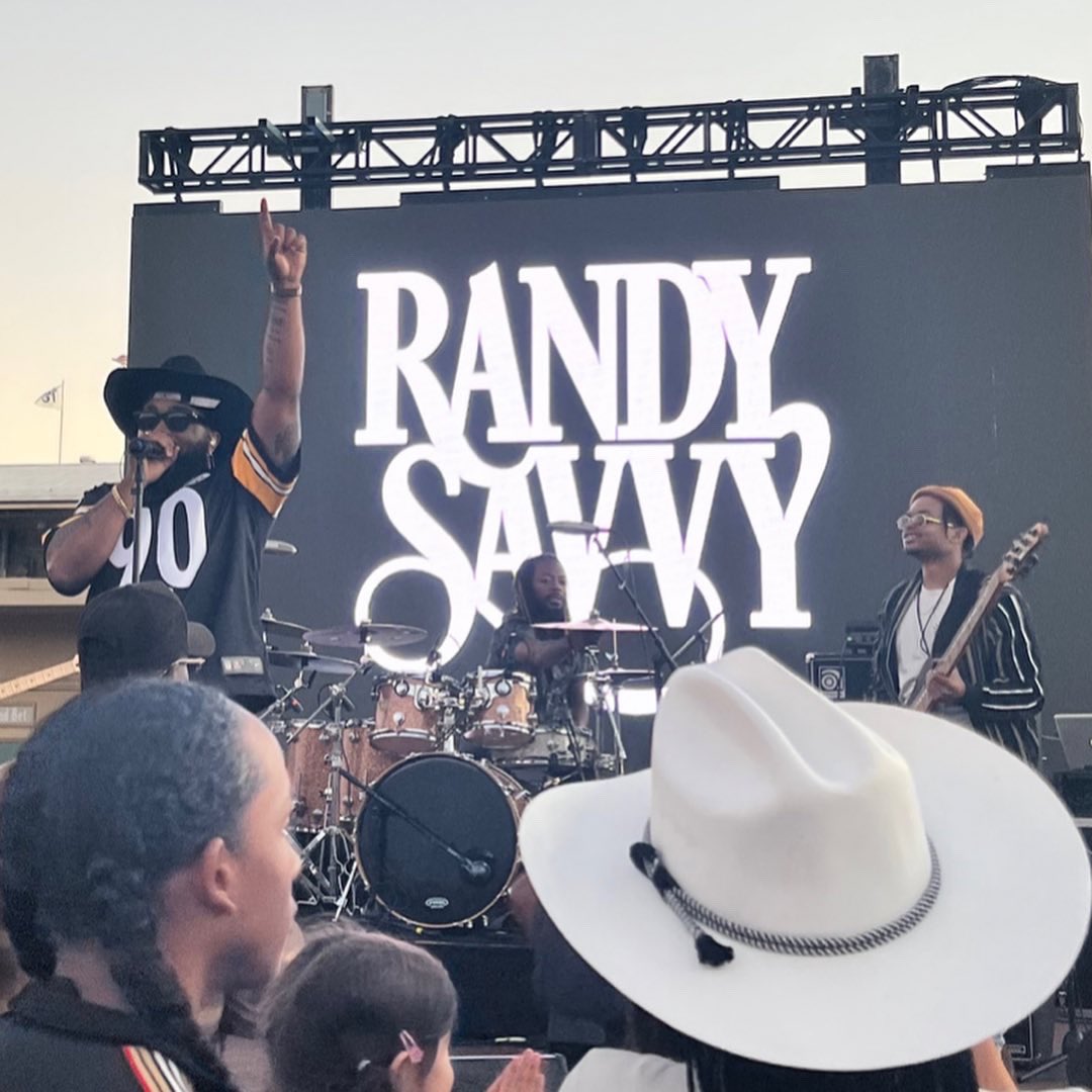 Loved having the <a href="/ComptonCowboys/">𝕮𝖔𝖒𝖕𝖙𝖔𝖓 𝕮𝖔𝖜𝖇𝖔𝖞𝖘 ℠</a> x <a href="/Stagecoach/">Stagecoach Festival</a> Race Day takeover last weekend <a href="/santaanitapark/">Santa Anita Park</a> - and bringing so many different platforms together! 🏇🏿🙌🏻🤠🎸🎊

<a href="/CJEquestrians/">ComptonJrEquestrians</a> @1ST_Racing