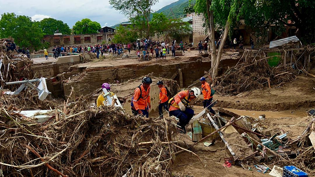 luchaalmada's tweet photo. Nos unimos al duelo nacional decretado por el Pdte. @NicolasMaduro por la lamentablemente tragedia en Las Tejerías, estado Aragua. El equipo de Gobierno se encuentra desplegado en el lugar, atendiendo de manera integral la situación #VenezuelaConTejerías https://t.co/QSMWpKY96K