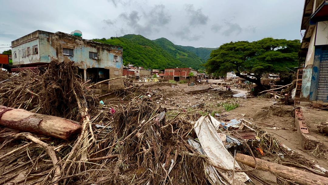 luchaalmada's tweet photo. Nos unimos al duelo nacional decretado por el Pdte. @NicolasMaduro por la lamentablemente tragedia en Las Tejerías, estado Aragua. El equipo de Gobierno se encuentra desplegado en el lugar, atendiendo de manera integral la situación #VenezuelaConTejerías https://t.co/QSMWpKY96K