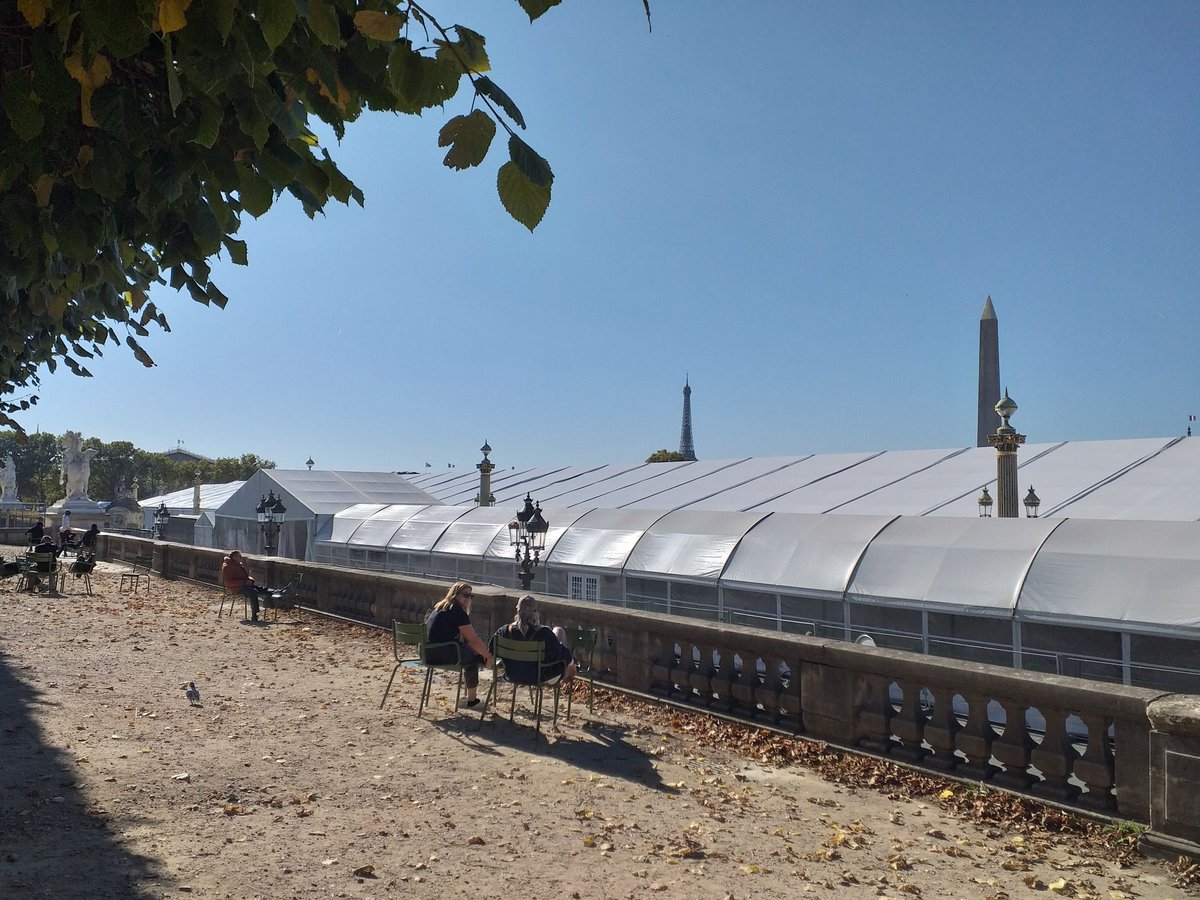 Place de la Concorde cet après-midi vue du jardin des Tuileries. Comme s'il n'y avait pas d'autres endroits pour tenir le salon Paris pour l'emploi. Un océan de bâches blanches. Dégoût et incompréhension, sentiments partagés par nombre de promeneurs autour de moi.🤮#saccageparis